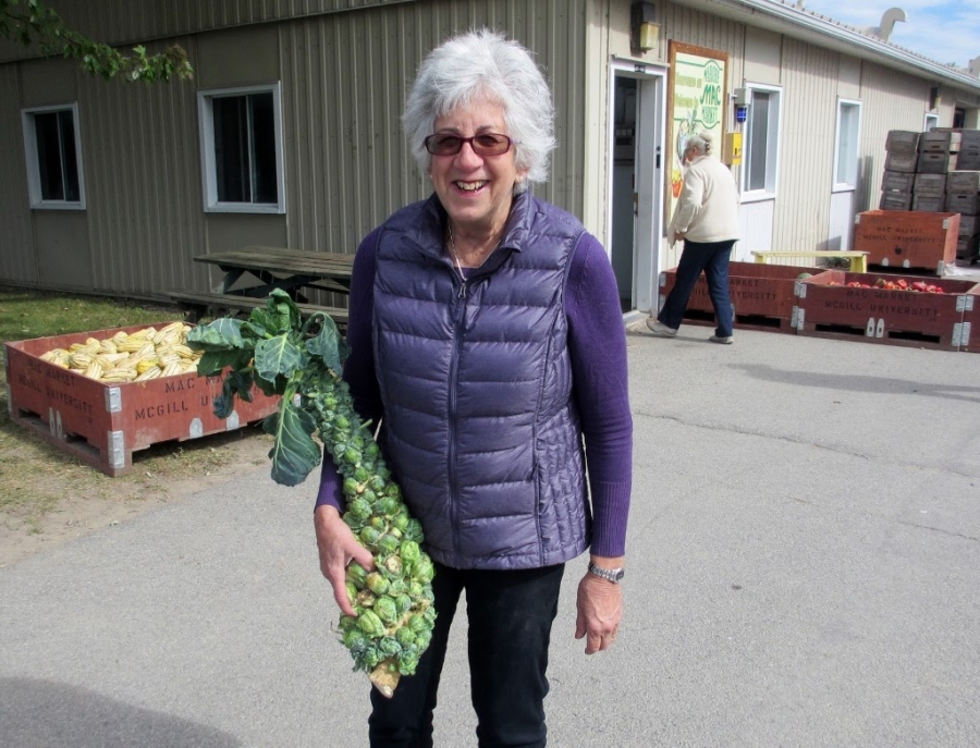 Une femme tenant un sac de produits à l&#039;extérieur du magasin de la ferme Macdonald