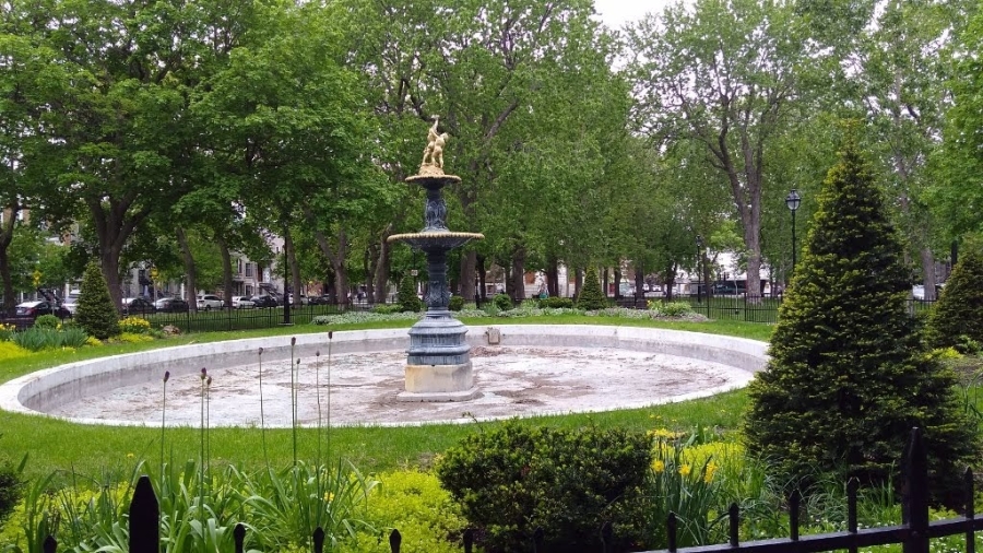 Fontaine dans un parc à St. Henri