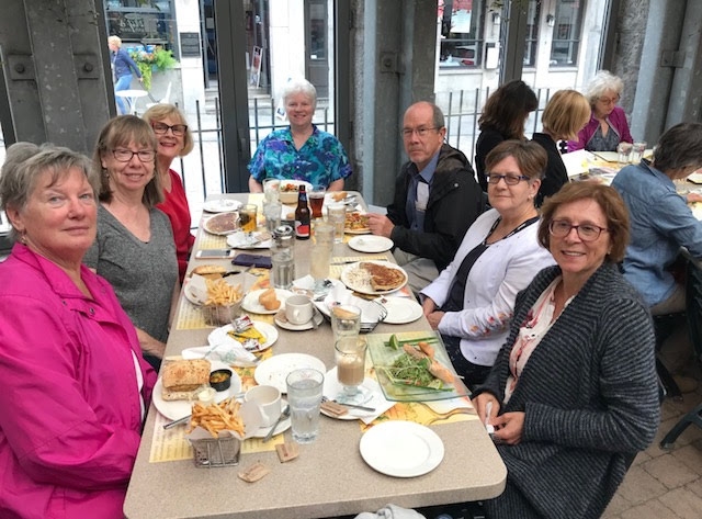 people at a table at the Jardin Nelson Restaurant having lunch
