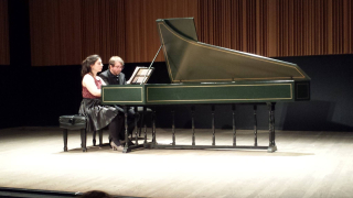 Un homme et une femme jouant sur le même piano