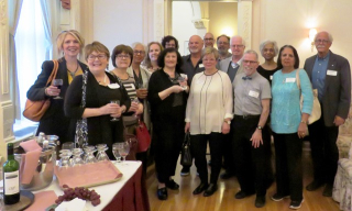 Groupe de nouveaux membres de MURA dans le salon Maude Abbott