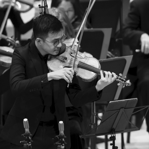 Andrew Wan playing violin on stage with the Orchestre symphonique de Montreal