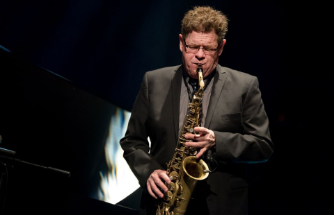 Rémi Bolduc joue au saxophone