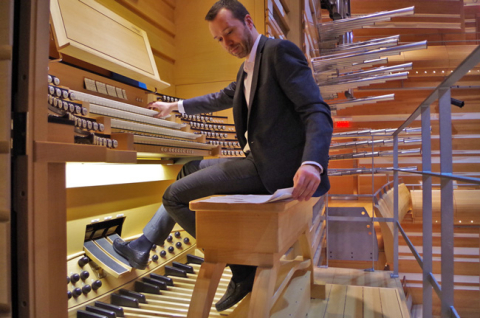 Photo of Organist Jean-Willy Kunz seated at the organ