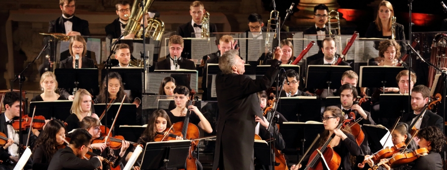The orchestra plays frequently at outside venues such as l&#039;Eglise St. Jean Baptiste.