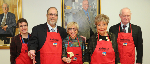 Joel (président de Jillcy Investments Ltd.), Jill et Dorothy représentaient la famille Reitman lors de la 69e édition du déjeuner tenu le 9 décembre. Ils ont accueilli le personnel et aidé les bénévoles à servir un savoureux repas aux quelque 1200 membres du Neuro