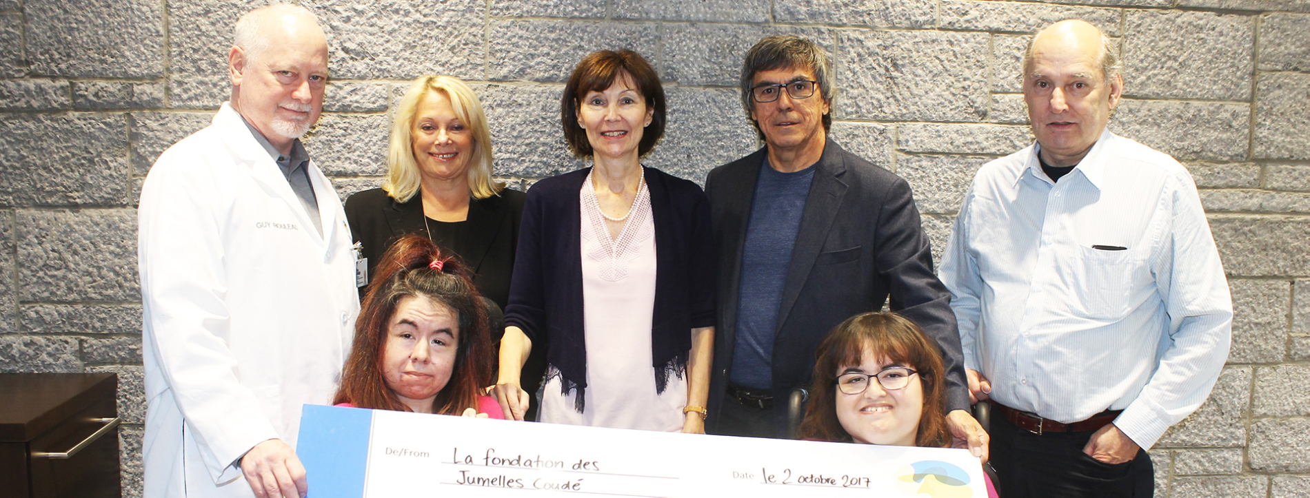 Dr Guy Rouleau accepts donation from La Fondation des Jumelles Coudé 