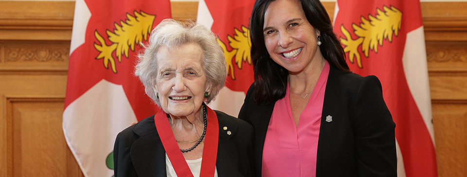 Brenda Milner en compagnie de la mairesse Valérie Plante le 14 mai dernier, peu après avoir été faite Commandeure de l’Ordre de Montréal à l’hôtel de ville. 