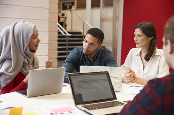 Des étudiants avec des laptops qui étudient ensemble.