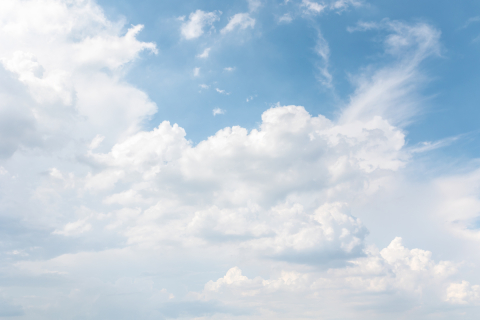 Fluffy clouds in a blue sky. Nuages duveteux dans un ciel bleu.
