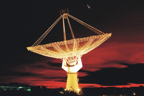 One of the dishes of the Giant Metrewave Radio Telescope (GMRT) near Pune, Maharashtra, India. Credit: National Centre for Radio Astrophysics / L’une des antennes du radiotélescope géant Metrewave près de Pune, dans l’État du Maharashtra en Inde. Photo : Centre national de radioastrophysique