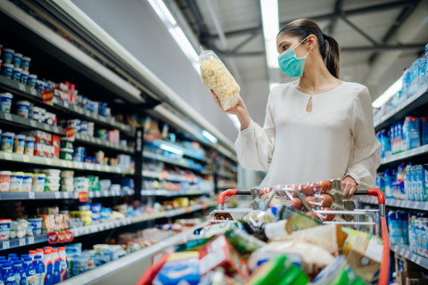 Une personne en train de faire son épicerie