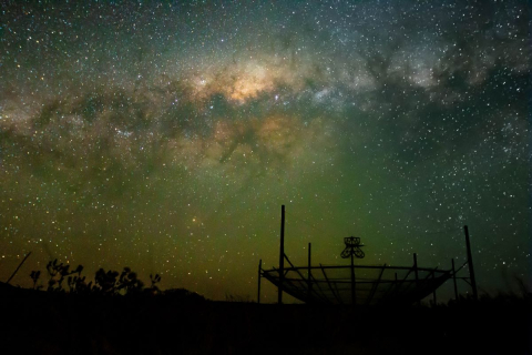 The HERA radio telescope, located in Karoo in South Africa, consists of 350 dishes pointed upward to detect radio waves from the early universe. Credit: Dara Storer / Dans le désert du Karoo, en Afrique du Sud, les 350 antennes du radiotélescope HERA pointent vers le ciel, à la recherche d’ondes radio émises par l’Univers primordial. Photo : Dara Storer
