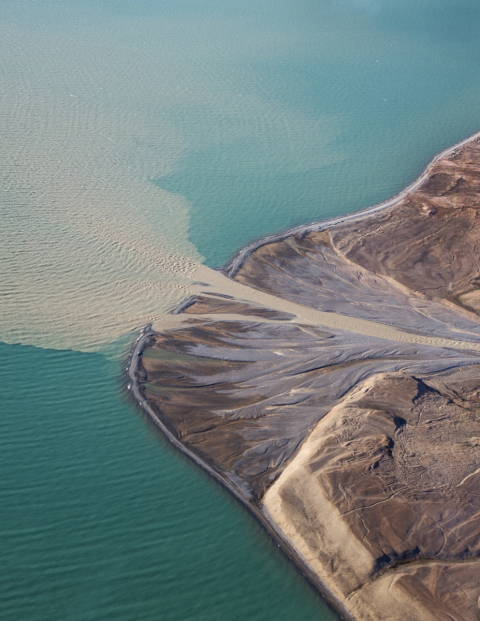 One can think of Greenland’s melting icesheet as a tap pouring out not only water but also vast amounts of sediment which eventually find its way to the coastal zones to form deltas. Credit: Nicolaj Krogh Larsen / La fonte de la nappe glaciaire du Groenland agit comme un robinet duquel s’écoule non seulement de l’eau, mais aussi de grandes quantités de sédiments qui se retrouvent sur les côtes et forment des deltas. Photo : Nicolaj Krogh Larsen