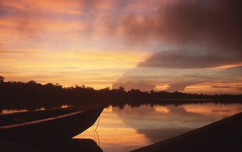 Sunset from the coring platform on Laguna Itzan. Faecal records from lake sediment show that Maya lived in the area for longer than previously believed. Credit: Andy Breckenridge / Coucher de soleil vu de la plateforme de carottage déployée sur le Laguna Itzan. Les fèces présentes dans les sédiments lacustres montrent que les Mayas ont occupé la région plus longtemps qu’on le croyait. Photo : Andy Breckenridge