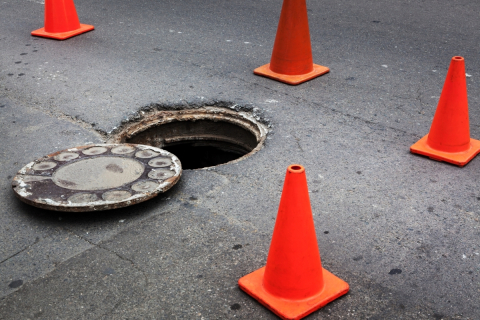 Open manhole and road repair. / Réparation de bouches d'égout et de routes.