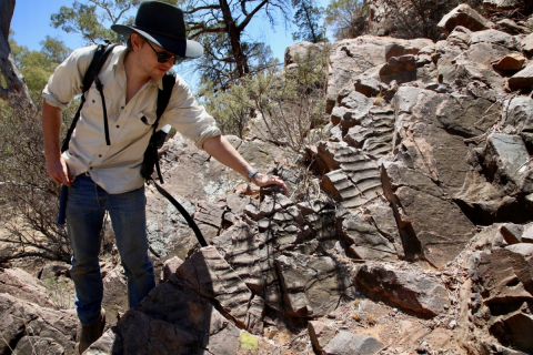 Maxwell Lechte examines rock formations in the Flinders Ranges (South Australia). Photo credit: Brennan O’Connell // Maxwell Lechte examine les formations rocheuses dans le parc national des Flinders Ranges (Australie-Méridionale). Photo : Brennan O’Connell