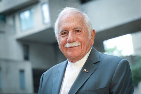 McGill alumnus Moshe Safdie at the iconic Habitat 67. Credit: Owen Egan, McGill University / Moshe Safdie, ancien de McGill, à l'emblématique Habitat 67. Crédit : Owen Egan, Université McGill