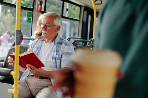 Une personne âgée à bord d'un autobus
