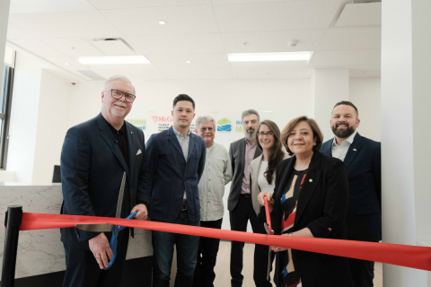 Sam Watts, CEO of Welcome Hall Mission, and Dr. Elham Emami, Dean of the Faculty of Dental Medicine and Oral Health Sciences, cut the ribbon of the new clinic.