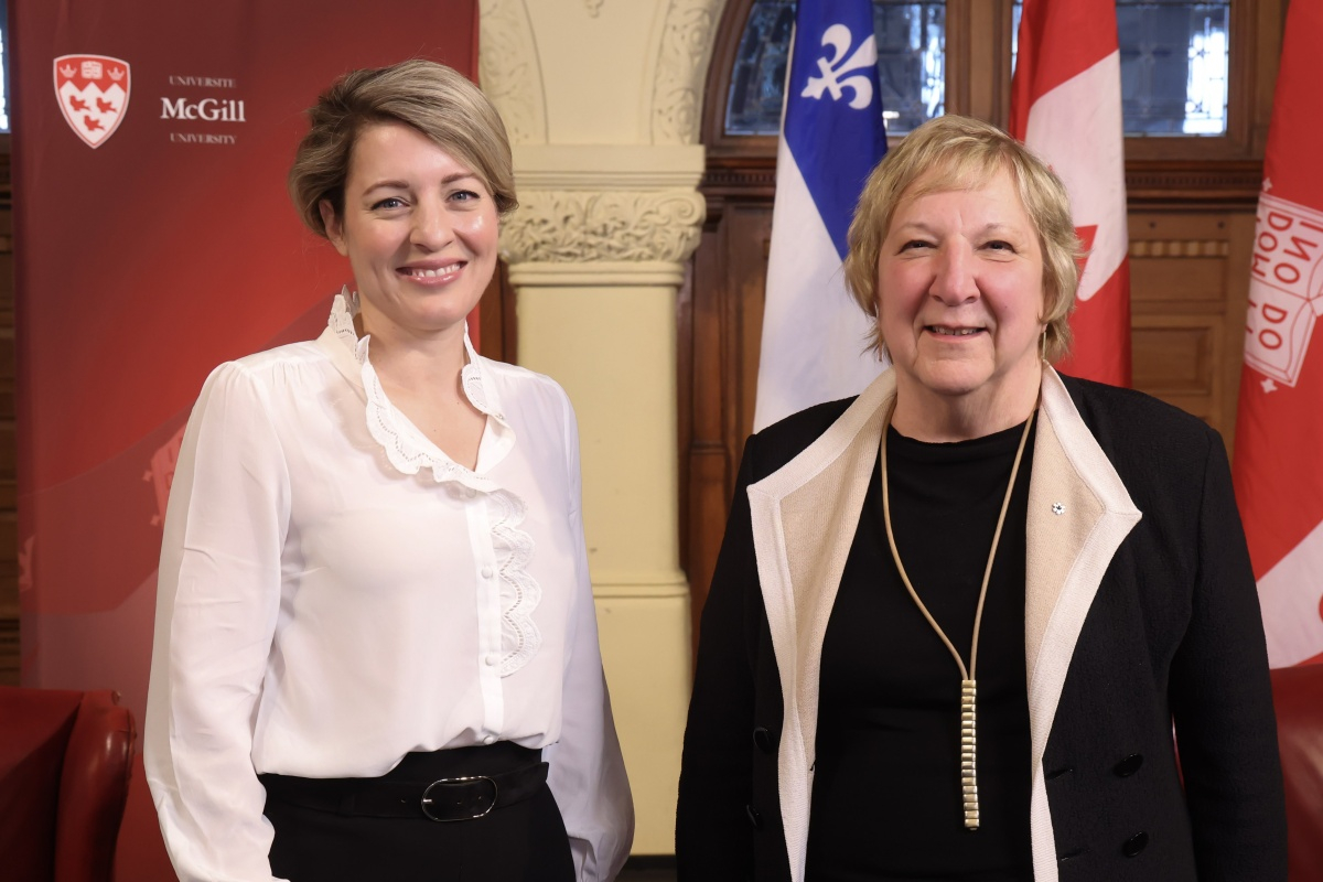L'honorable Mélanie Joly, ministre des Affaires étrangères, et Martha Crago, vice-principale (Recherche et innovation) de l'Université McGill