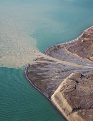 One can think of Greenland's melting icesheet as a tap pouring out not only water but also vast amounts of sediment which eventually find its way to the coastal zones to form deltas. Credit: Nicolaj Krogh Larsen / La fonte de la nappe glaciaire du Groenland agit comme un robinet duquel s'écoule non seulement de l'eau, mais aussi de grandes quantités de sédiments qui se retrouvent sur les côtes et forment des deltas. Photo : Nicolaj Krogh Larsen