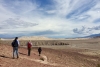 Researchers Ganqing Jiang, Malcolm Wallace and Alice Shuster head off into the desert in search of iron formations (Death Valley, California). Photo credit: Maxwell Lechte // Les chercheurs Ganqing Jiang, Malcolm Wallace et Alice Shuster parcourent le désert afin d’étudier des formations de fer (vallée de la Mort, Californie). Photo : Maxwell Lechte