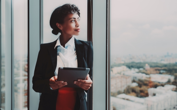 Femme d'affaires lisant sa tablette.