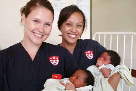 Deux étudiantes en sciences infirmières dans un milieu clinique pédiatrique