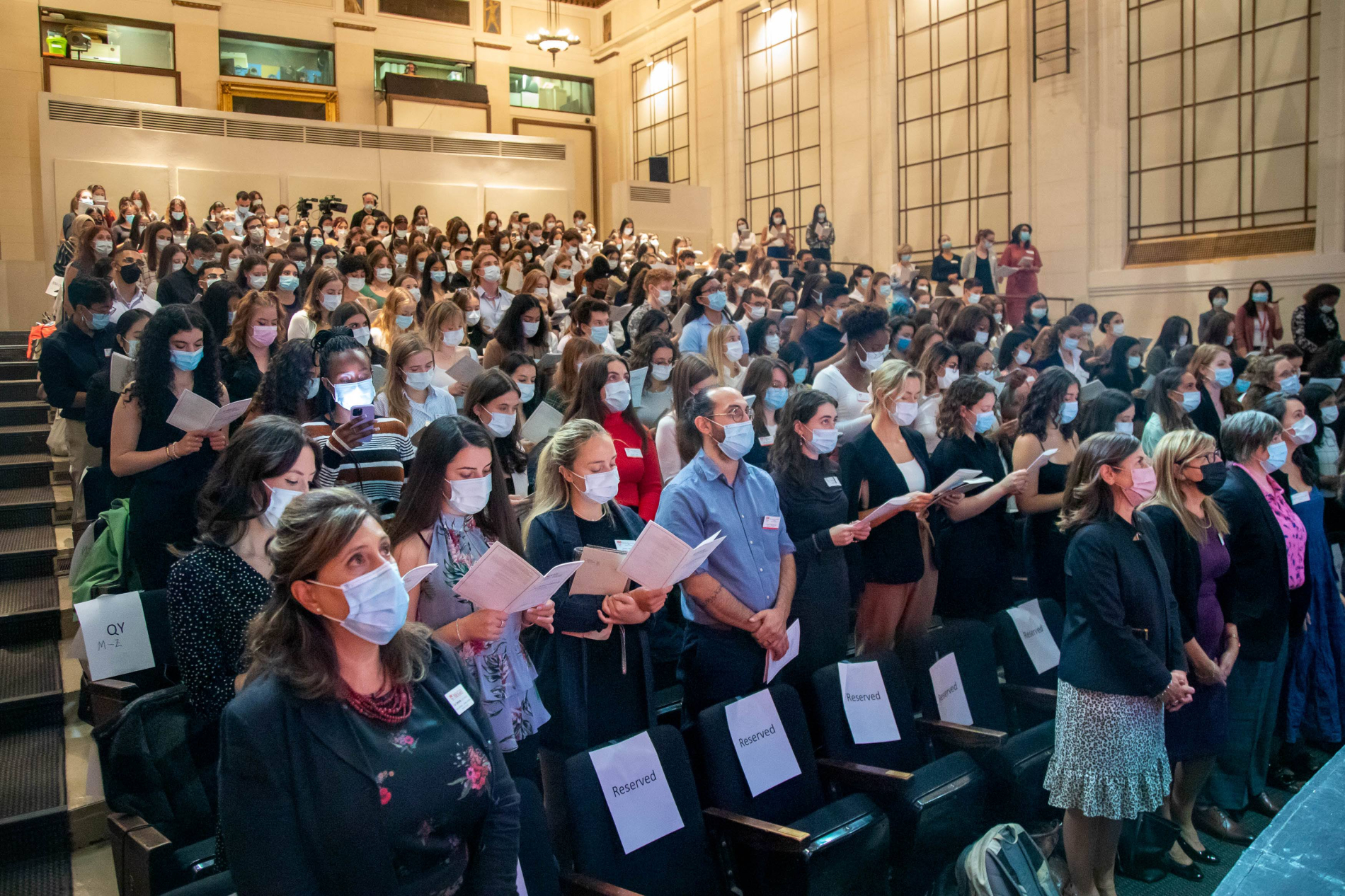 Students recite the oath at the Nursing Professionalism Ceremony