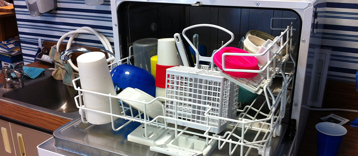 Можно мыть сковороду в посудомойке. Посудомойка. Посудомоечная машина под мойку. Компактная посудомоечная машина на кухне. Посудомойка настольная.