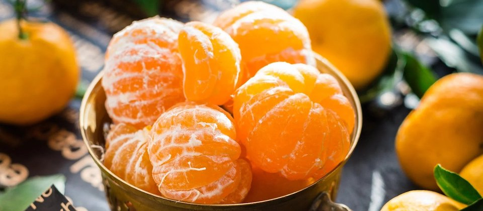 Bowl of peeling mandarin oranges