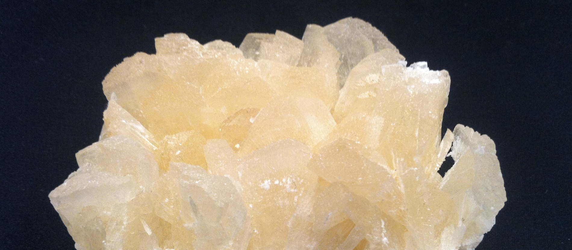 Yellow tinted trona mineral.