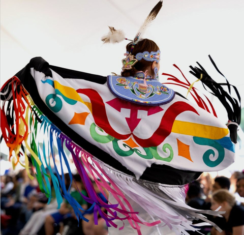 indiginous man in colourful kultural clothing