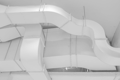 Un système de tuyaux blancs sur un plafond