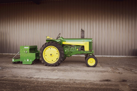 Un tracteur vert et jaune