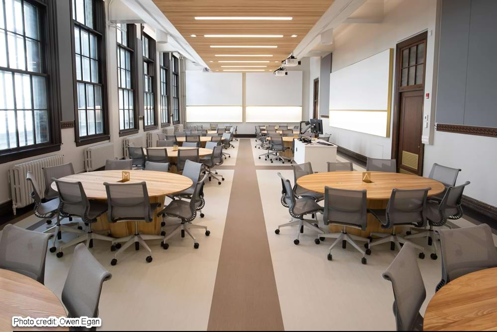 Une salle avec des tables et des chaises