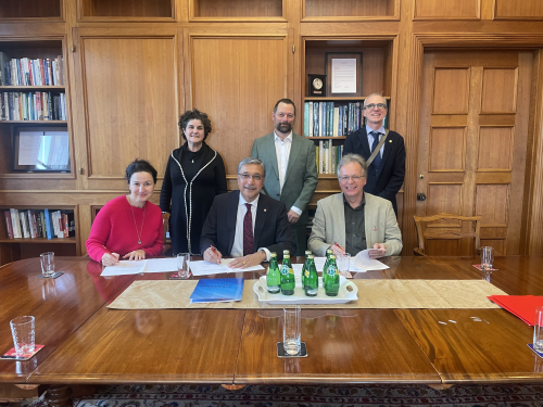 Photo of the signatories of the AIEQ agreement