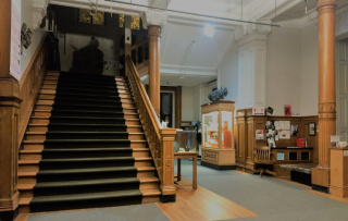 Le hall d'entrée et les escaliers menant aux 2ème et 3ème étages