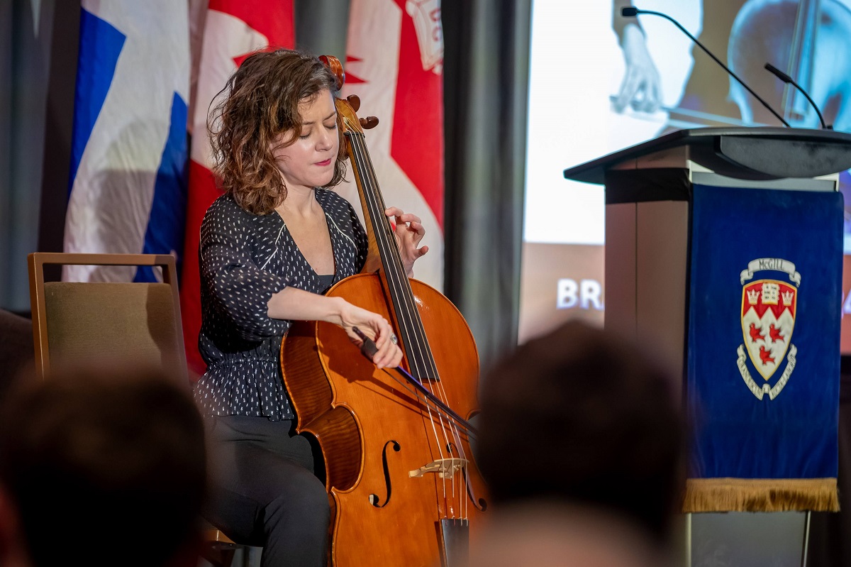 Photo of Elinor Frey playing baroque cello