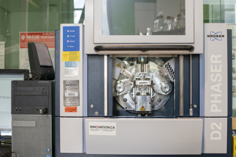 A D2 Phaser machine, in a laboratory setting/Une machine D2 Phaser, dans un laboratoire