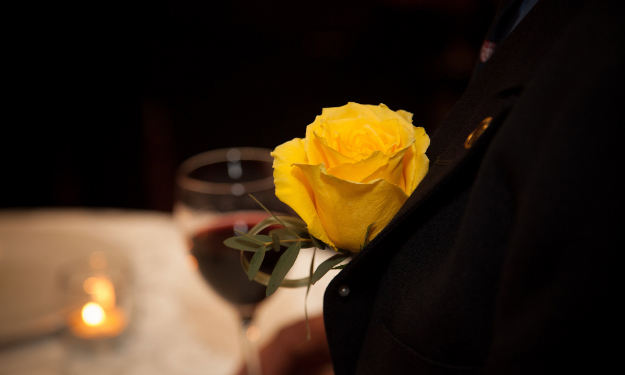 gros plan d’une fleur jaune sur le revers d’un costume