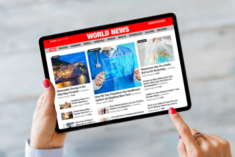 Une tablette avec une application d'actualités ouverte
