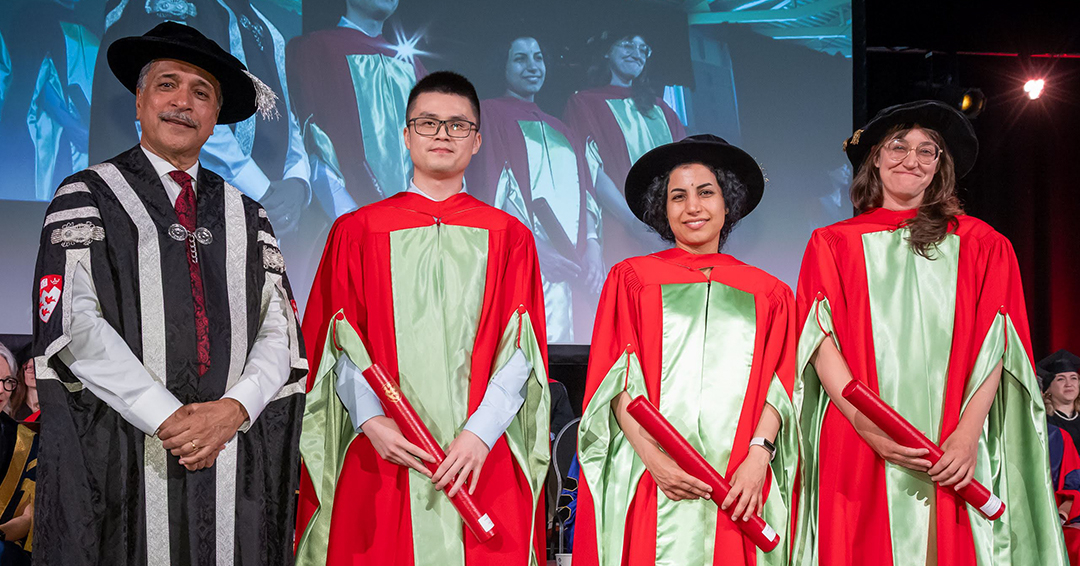 De gauche à droite, le président Deep Saini avec Guojun Chen, Mahsa Dadar et Phoebe Friesen (Photo : Owen Egan)