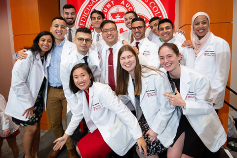 Groupe d'étudiantes et d'étudiants en médecine souriant à la caméra