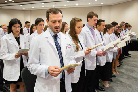 Un groupe d'étudiants et d'étudiantes en médecine récitent le serment de leur promotion