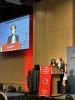 Laurie Snider erg., Ph.D. acceptant le prix au podium lors de la conférence de l'ACE-Qc. 