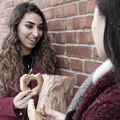 Photo d'une étudiante tenant un bagel