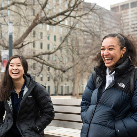 Deux étudiantes souriantes aux cheveux longs sur le campus