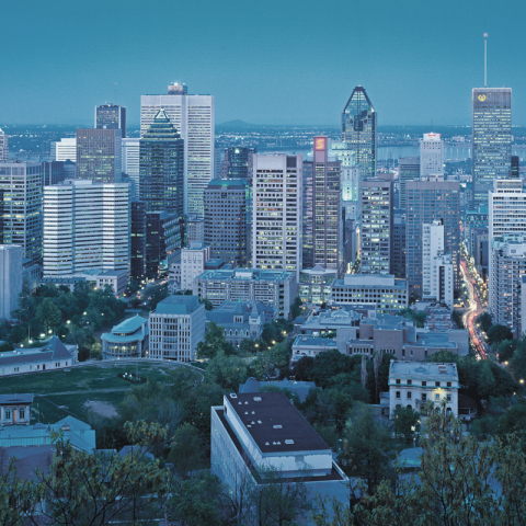 Photo nocturne des gratte-ciels de Montréal